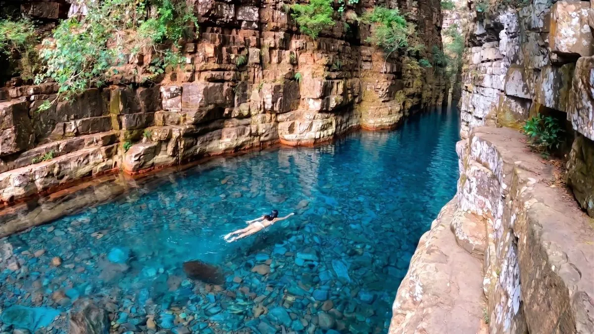 trilha no interior do canyon do jatobá com águas azuis em Vila Bela da Santíssima Trindade