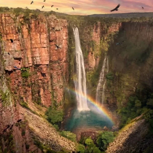 Contraste Magnífico: A Cascata do Namorado exibe a força das águas sobre os paredões vermelhos de Vila Bela em 2026.
