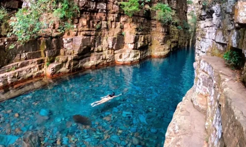 trilha no interior do canyon do jatobá com águas azuis em Vila Bela da Santíssima Trindade