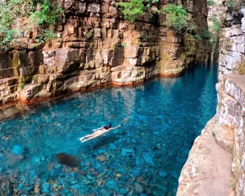 trilha no interior do canyon do jatobá com águas azuis em Vila Bela da Santíssima Trindade